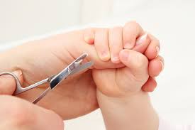Como cortar as unhas do bebê?